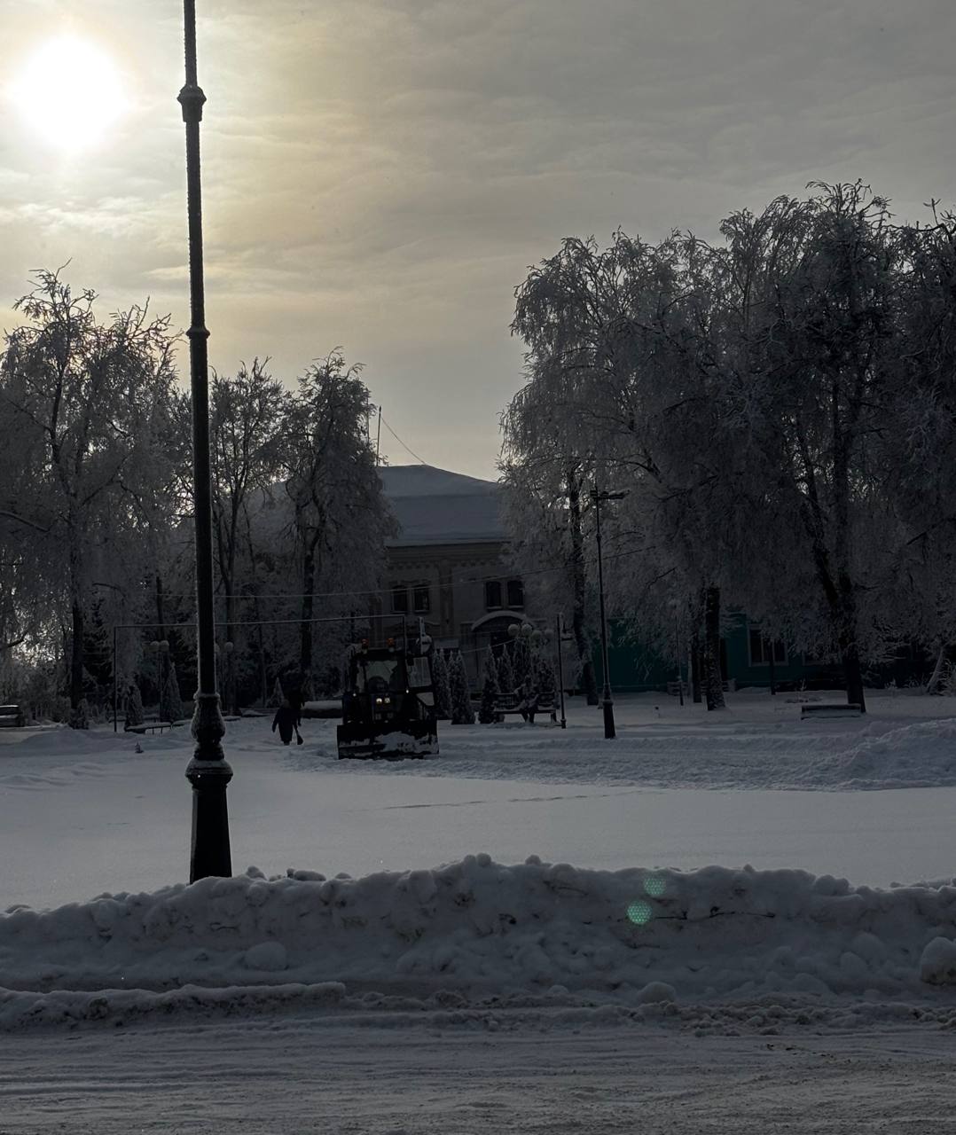 Сегодня, 12 января, в Стародубе продолжается уборка снега Сегодня, 12 января, в Стародубе продолжается уборка снега