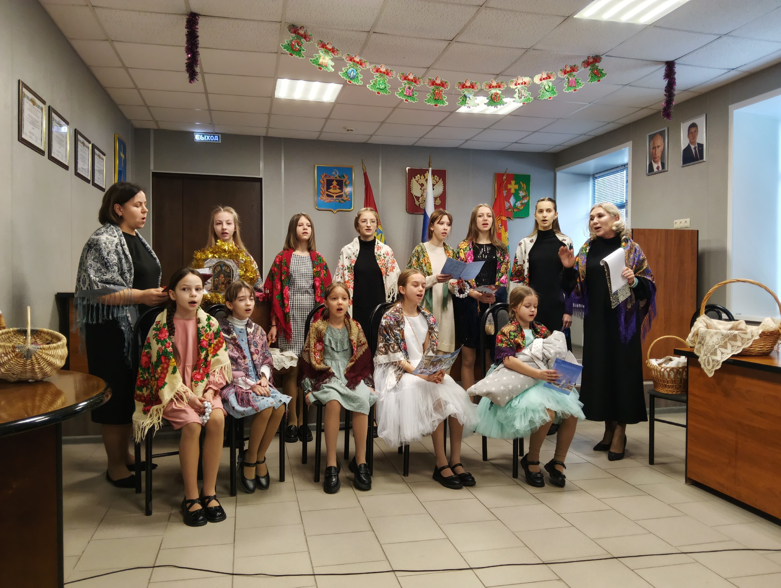 По многовековой традиции на Руси во время святочной недели, которая проходит от Рождества до Крещения, группы верующих людей называемые Христославами ходили по улицам и поздравляли людей с Рождеством Христовым По многовековой традиции на Руси во время святочной недели, которая проходит от Рождества до Крещения, группы верующих людей называемые Христославами ходили по улицам и поздравляли людей с Рождеством Христовым