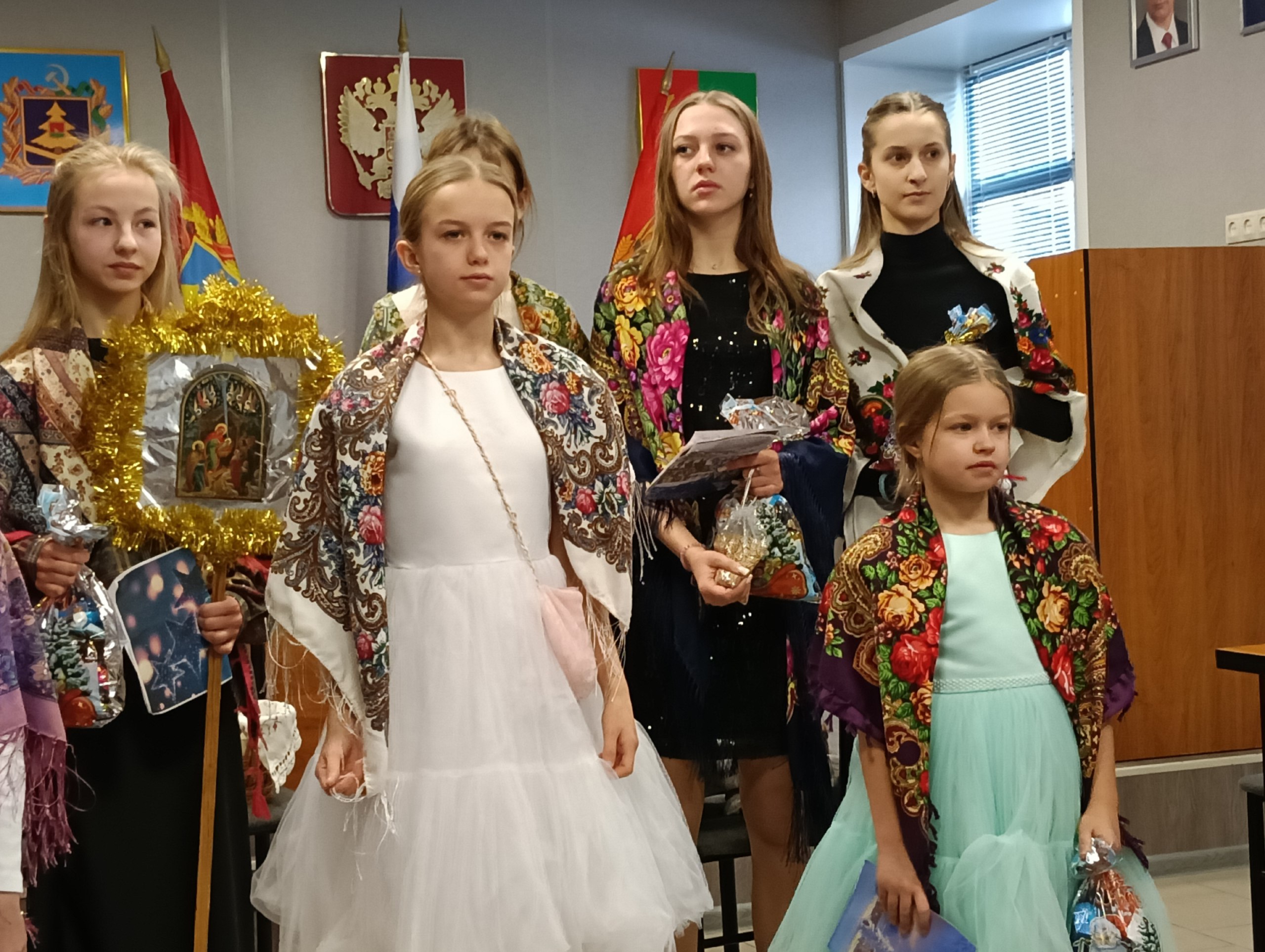 По многовековой традиции на Руси во время святочной недели, которая проходит от Рождества до Крещения, группы верующих людей называемые Христославами ходили по улицам и поздравляли людей с Рождеством Христовым По многовековой традиции на Руси во время святочной недели, которая проходит от Рождества до Крещения, группы верующих людей называемые Христославами ходили по улицам и поздравляли людей с Рождеством Христовым