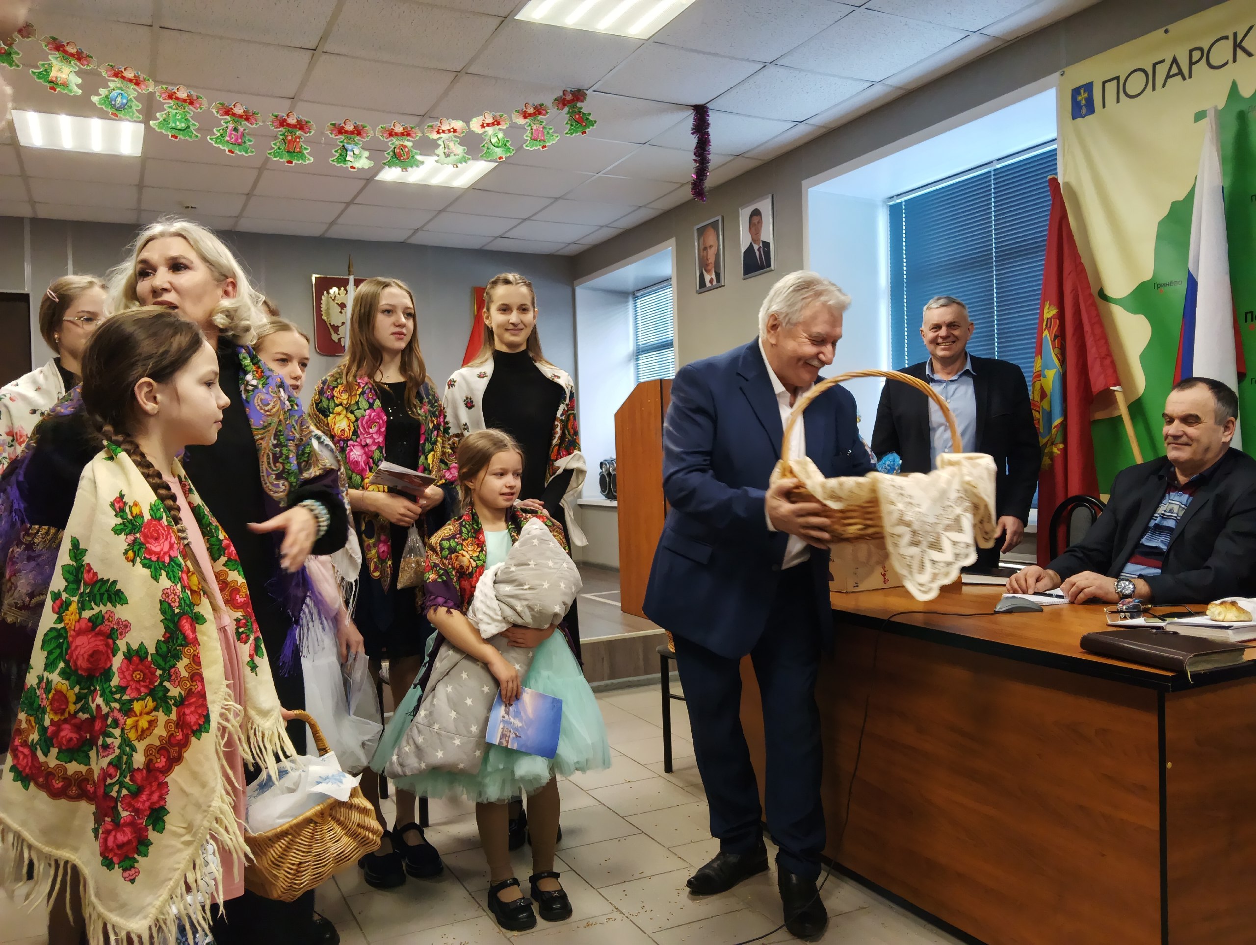 По многовековой традиции на Руси во время святочной недели, которая проходит от Рождества до Крещения, группы верующих людей называемые Христославами ходили по улицам и поздравляли людей с Рождеством Христовым По многовековой традиции на Руси во время святочной недели, которая проходит от Рождества до Крещения, группы верующих людей называемые Христославами ходили по улицам и поздравляли людей с Рождеством Христовым