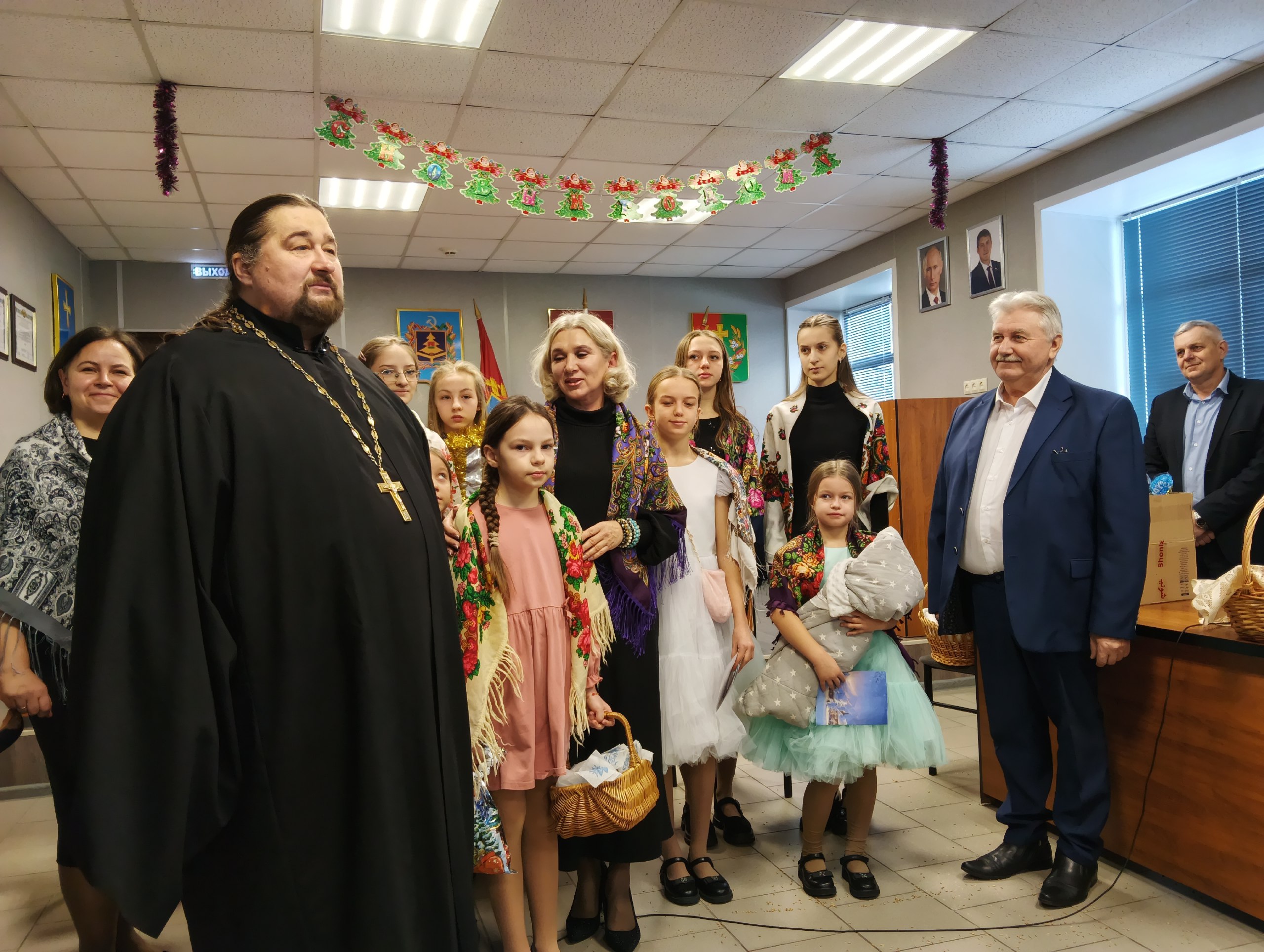 По многовековой традиции на Руси во время святочной недели, которая проходит от Рождества до Крещения, группы верующих людей называемые Христославами ходили по улицам и поздравляли людей с Рождеством Христовым