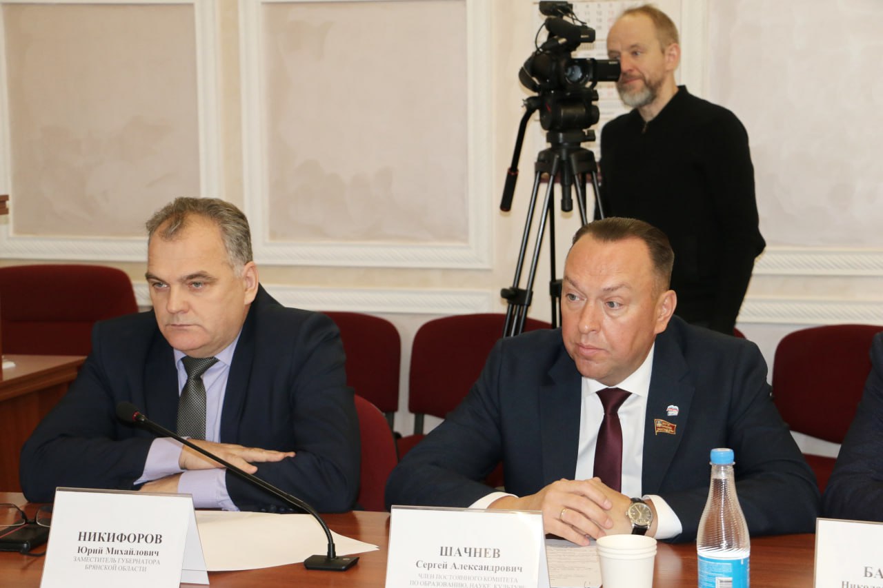 Реализацию на Брянщине всероссийских проектов «Парта Героя» и «Лица Героев» обсудил под руководством Людмилы Журавлевой комитет по образованию, науке, культуре и СМИ! Реализацию на Брянщине всероссийских проектов «Парта Героя» и «Лица Героев» обсудил под руководством Людмилы Журавлевой комитет по образованию, науке, культуре и СМИ!