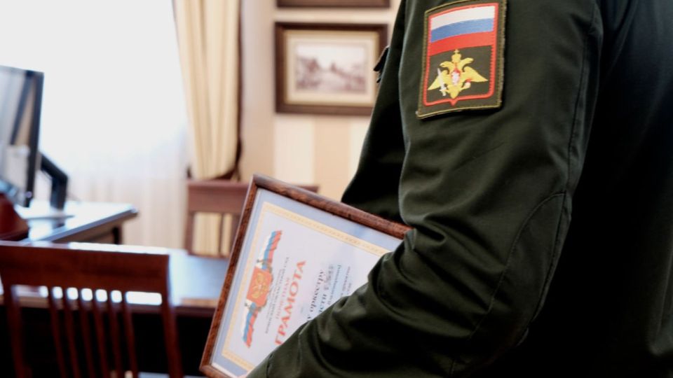 Председатель Брянского областного суда вручил военнослужащим Почетные грамоты