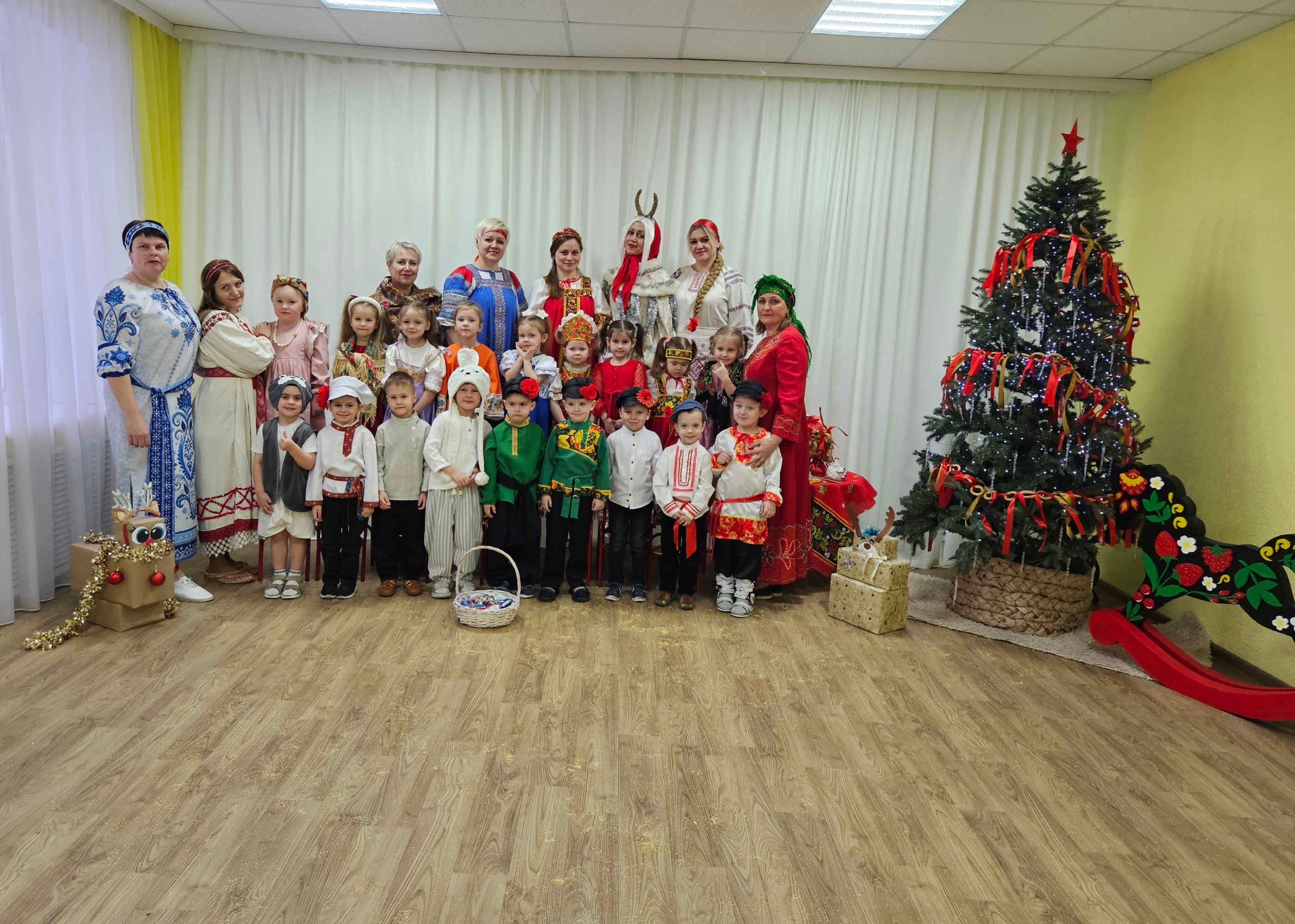 14 января 2026 года ребята и коллектив МБДОУ - детский сад присмотра и оздоровления № 32 "Сказка" г.Клинцы Брянской области стали участниками веселого обряда колядования, который включал приобщение детей к истокам русской... 14 января 2026 года ребята и коллектив МБДОУ - детский сад присмотра и оздоровления № 32 "Сказка" г.Клинцы Брянской области стали участниками веселого обряда колядования, который включал приобщение детей к истокам русской...