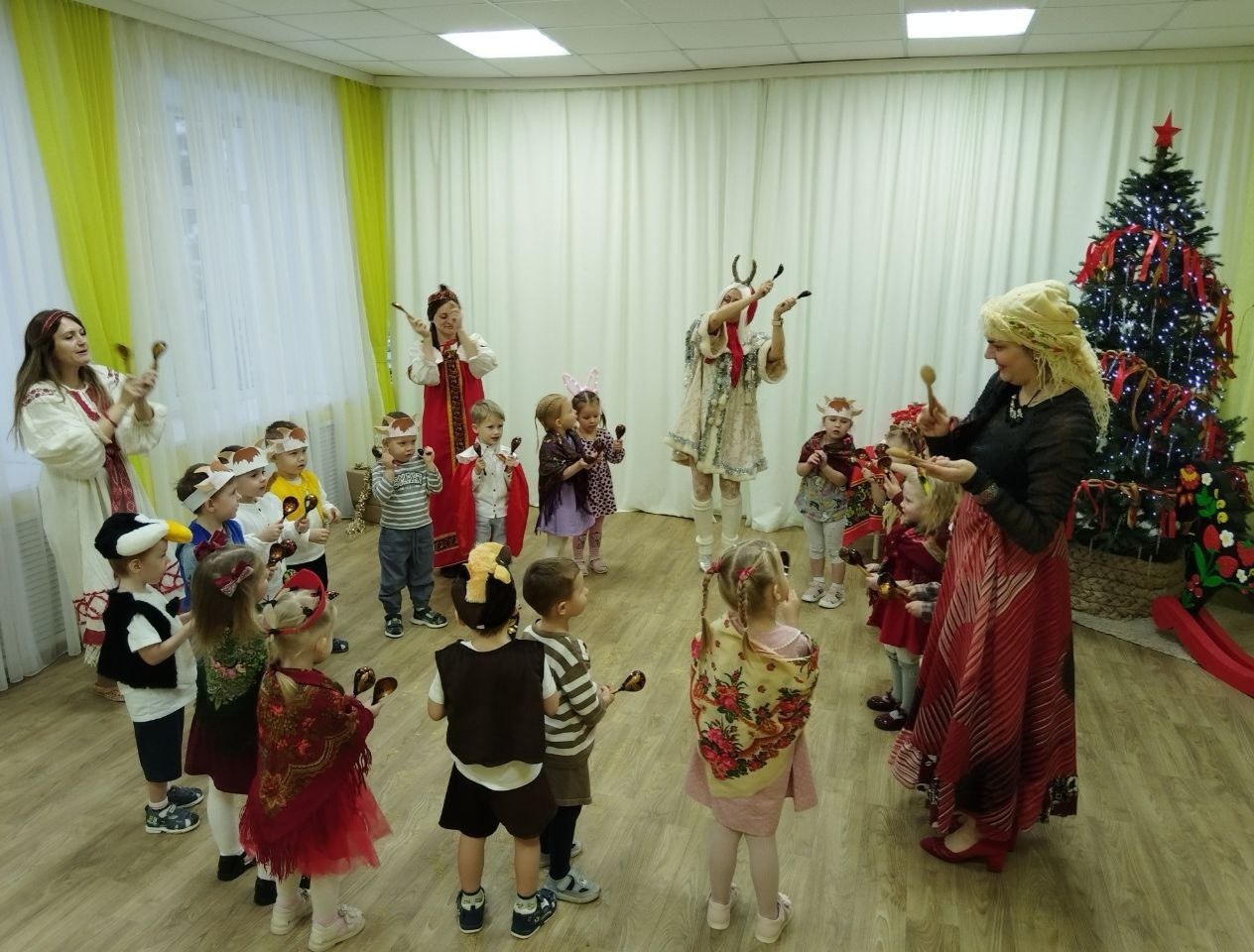 14 января 2026 года ребята и коллектив МБДОУ - детский сад присмотра и оздоровления № 32 "Сказка" г.Клинцы Брянской области стали участниками веселого обряда колядования, который включал приобщение детей к истокам русской... 14 января 2026 года ребята и коллектив МБДОУ - детский сад присмотра и оздоровления № 32 "Сказка" г.Клинцы Брянской области стали участниками веселого обряда колядования, который включал приобщение детей к истокам русской...