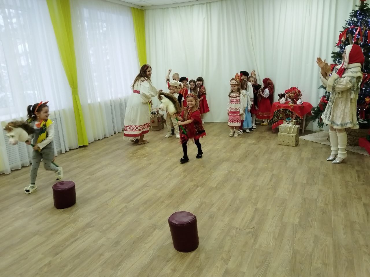 14 января 2026 года ребята и коллектив МБДОУ - детский сад присмотра и оздоровления № 32 "Сказка" г.Клинцы Брянской области стали участниками веселого обряда колядования, который включал приобщение детей к истокам русской... 14 января 2026 года ребята и коллектив МБДОУ - детский сад присмотра и оздоровления № 32 "Сказка" г.Клинцы Брянской области стали участниками веселого обряда колядования, который включал приобщение детей к истокам русской...