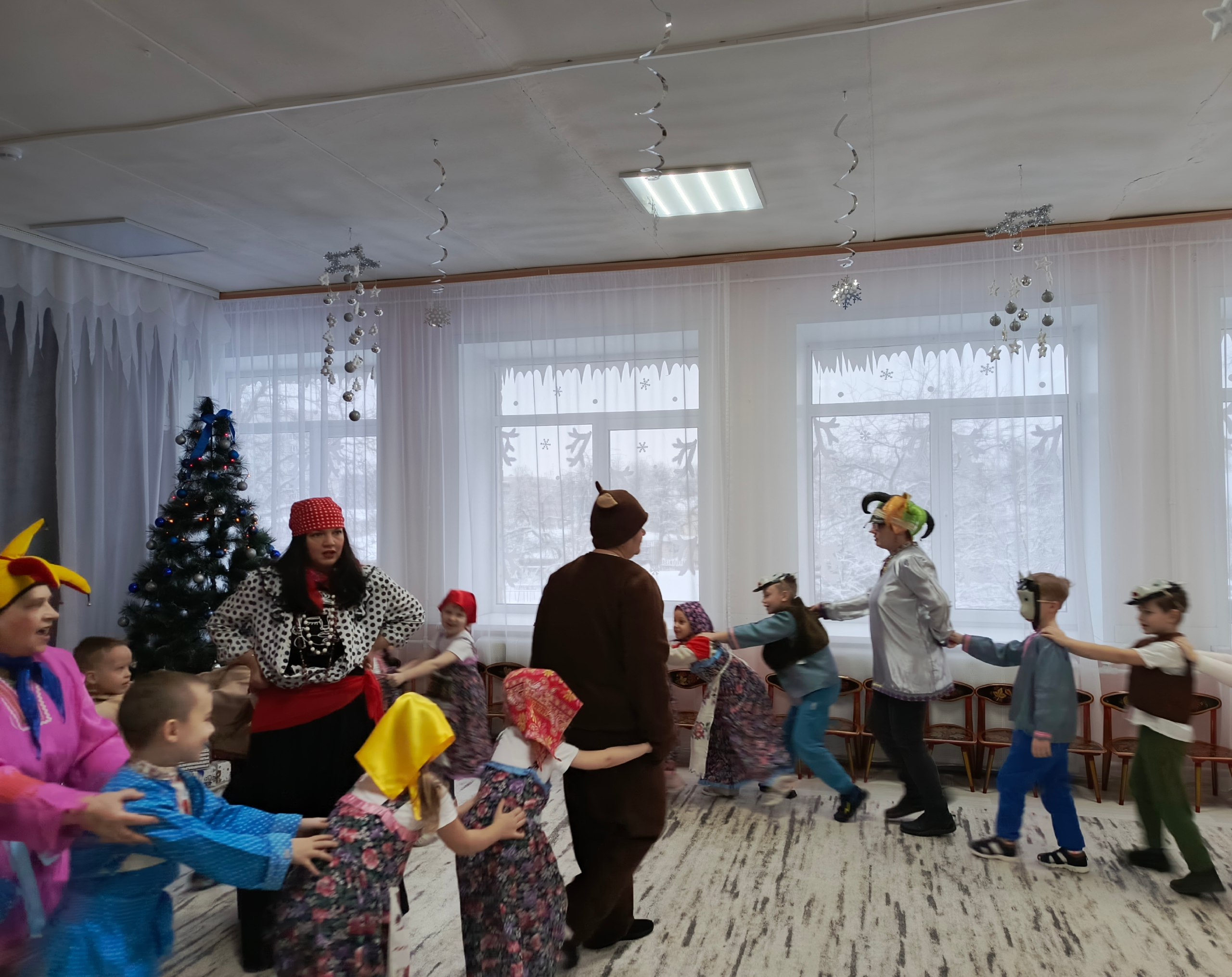 В детском саду МБОУ-ПРОГИМНАЗИЯ №1 прошел замечательный праздник – Старый Новый Год! Это удивительное событие объединило детей и воспитателей вокруг веселых игр, танцев, гаданий