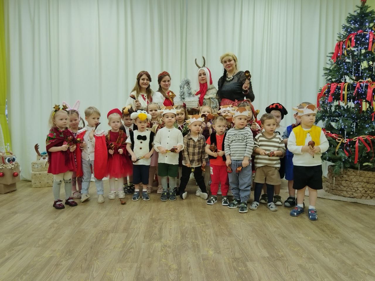 14 января 2026 года ребята и коллектив МБДОУ - детский сад присмотра и оздоровления № 32 "Сказка" г.Клинцы Брянской области стали участниками веселого обряда колядования, который включал приобщение детей к истокам русской... 14 января 2026 года ребята и коллектив МБДОУ - детский сад присмотра и оздоровления № 32 "Сказка" г.Клинцы Брянской области стали участниками веселого обряда колядования, который включал приобщение детей к истокам русской...