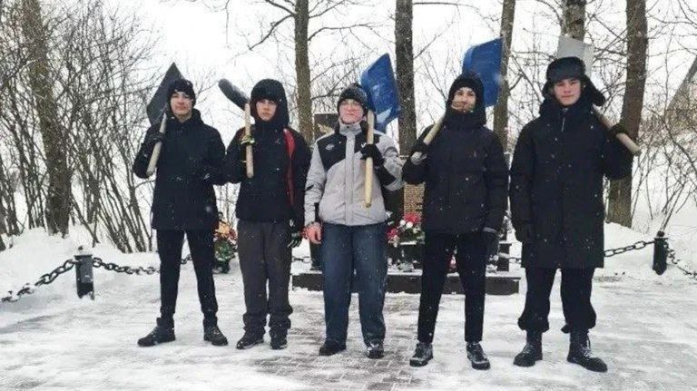 Брянская молодёжь очистила от снега памятные места города