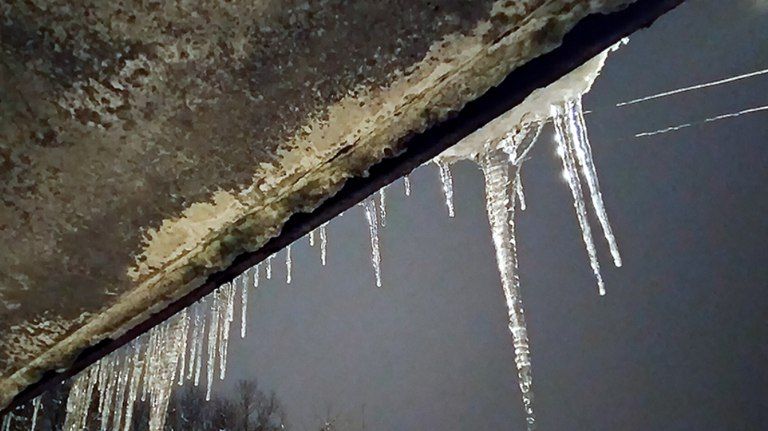 Сосульки на крышах: жителей Брянщины призвали к осторожности