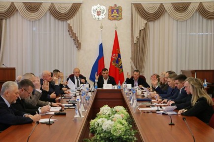 На заседании комитета по промышленности, строительству, связи, предпринимательству и собственности депутаты обсудили итоги строительства и ввода жилья в 2025 году и планах на 2026 год