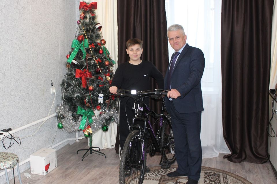 Глава администрации Мглинского района Михаил Ходин принял участие в благотворительной акции "Елка желаний"