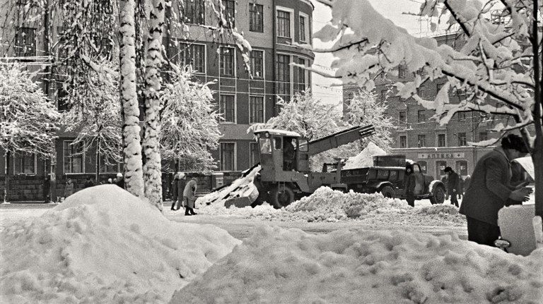 Брянцам показали, как 55 лет назад убирали снег на площади Ленина