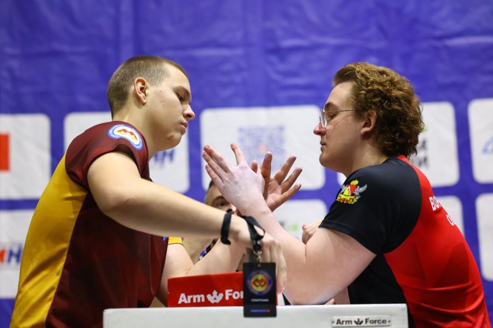 Брянские спортсмены приняли участие в чемпионате и первенстве ЦФО по армрестлингу