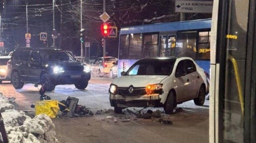 В Брянске возле Кургана Бессмертия иномарка сбила курьера