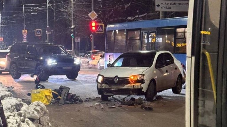 В Брянске возле Кургана Бессмертия иномарка сбила курьера