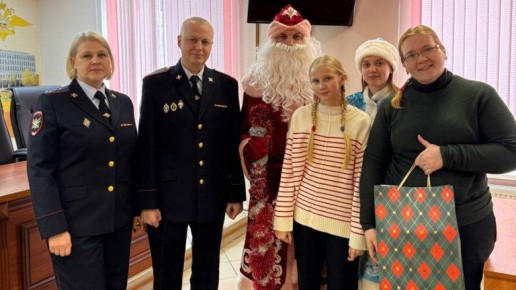 Транспортные полицейские исполнили новогоднее желание брянской девочки