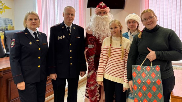 Транспортные полицейские исполнили новогоднее желание брянской девочки