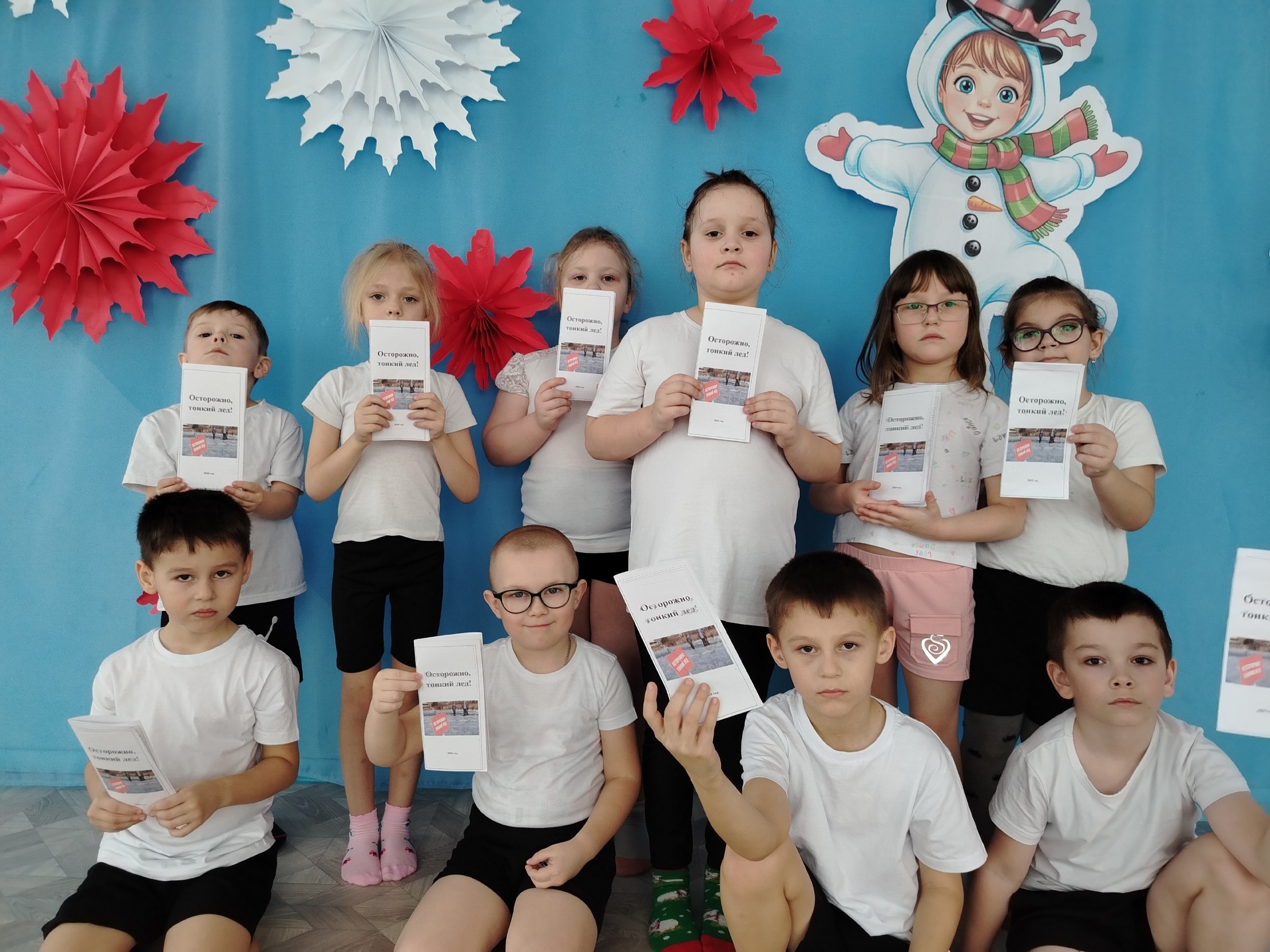 Сегодня в МБДОУ – детский сад №24 «Яблонька» с воспитанниками средней и старшей групп провели "физкультурное утро!", Дети участвовали в эстафетах: «Спасатели спешат на помощь», «Первая помощь», «Кто быстрее пробежит по...