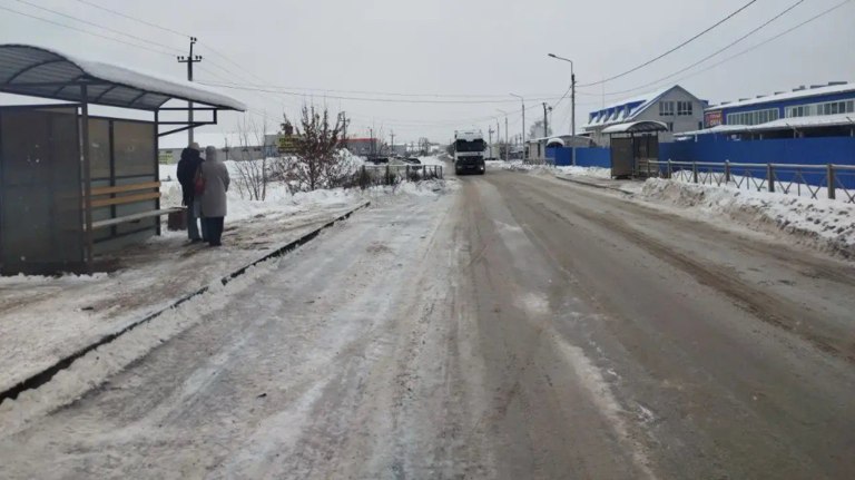 После жалобы брянцев дорожники расчистили от снега остановку возле МРЭО