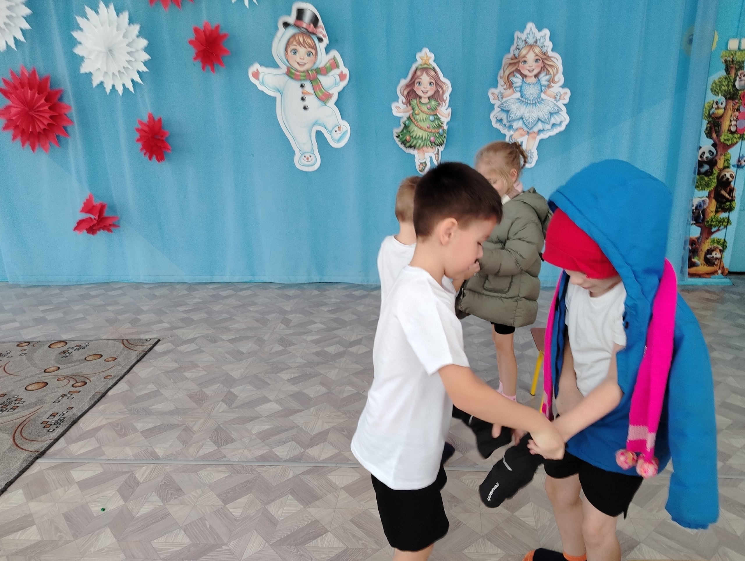 Сегодня в МБДОУ – детский сад №24 «Яблонька» с воспитанниками средней и старшей групп провели "физкультурное утро!", Дети участвовали в эстафетах: «Спасатели спешат на помощь», «Первая помощь», «Кто быстрее пробежит по... Сегодня в МБДОУ – детский сад №24 «Яблонька» с воспитанниками средней и старшей групп провели "физкультурное утро!", Дети участвовали в эстафетах: «Спасатели спешат на помощь», «Первая помощь», «Кто быстрее пробежит по...