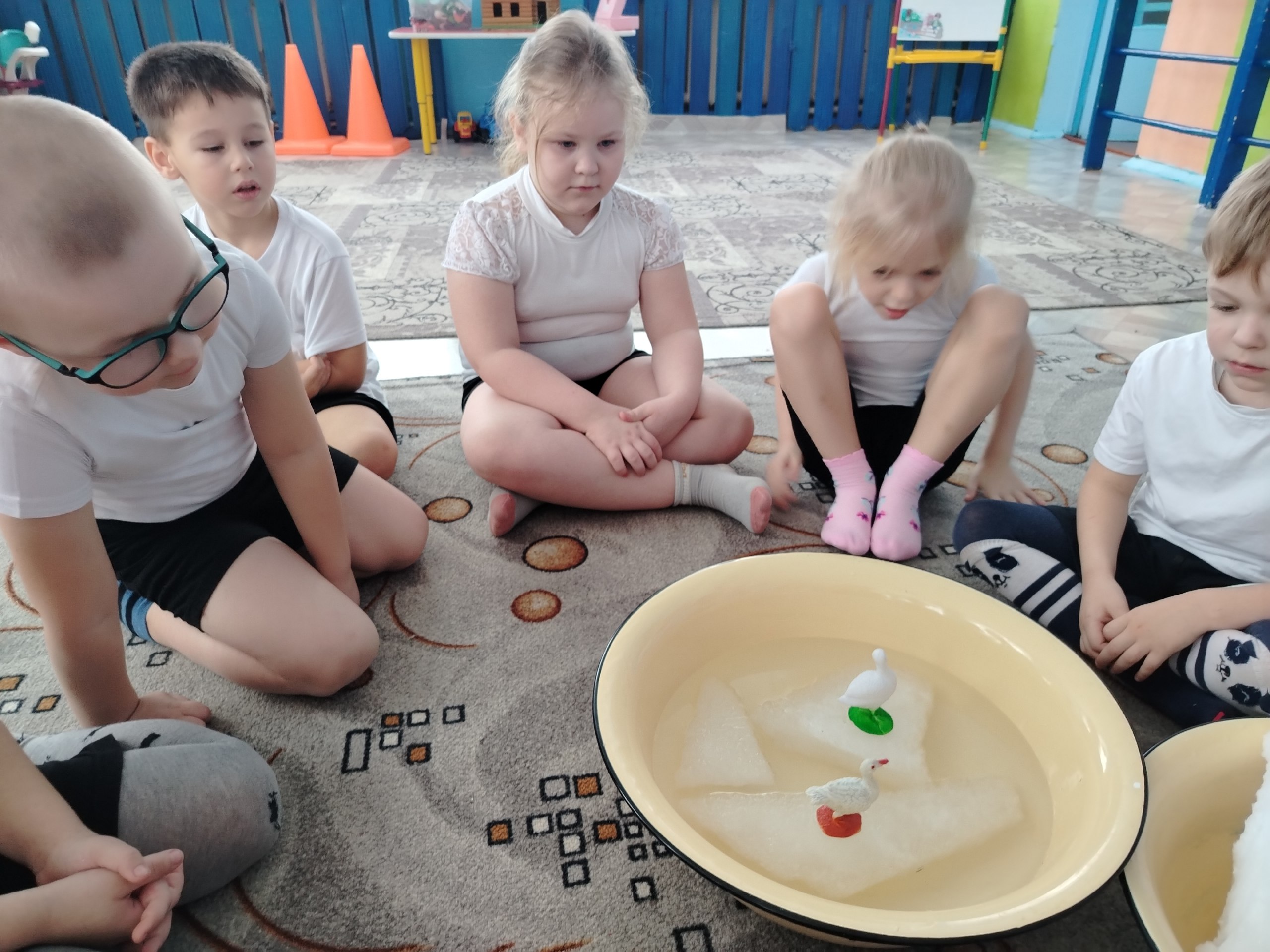 Сегодня в МБДОУ – детский сад №24 «Яблонька» с воспитанниками средней и старшей групп провели "физкультурное утро!", Дети участвовали в эстафетах: «Спасатели спешат на помощь», «Первая помощь», «Кто быстрее пробежит по... Сегодня в МБДОУ – детский сад №24 «Яблонька» с воспитанниками средней и старшей групп провели "физкультурное утро!", Дети участвовали в эстафетах: «Спасатели спешат на помощь», «Первая помощь», «Кто быстрее пробежит по...