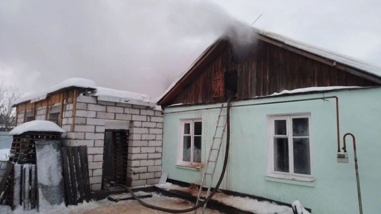 В Володарском районе Брянска потушили пожар в частном доме