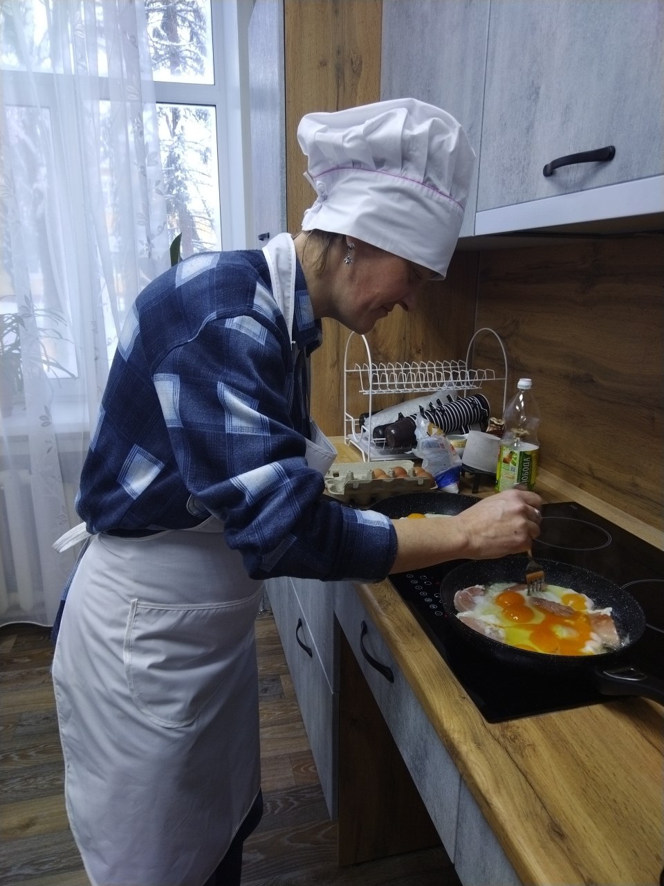 За окном стоит мороз, бросая снежинки на стекло, словно пытаясь заглянуть внутрь За окном стоит мороз, бросая снежинки на стекло, словно пытаясь заглянуть внутрь