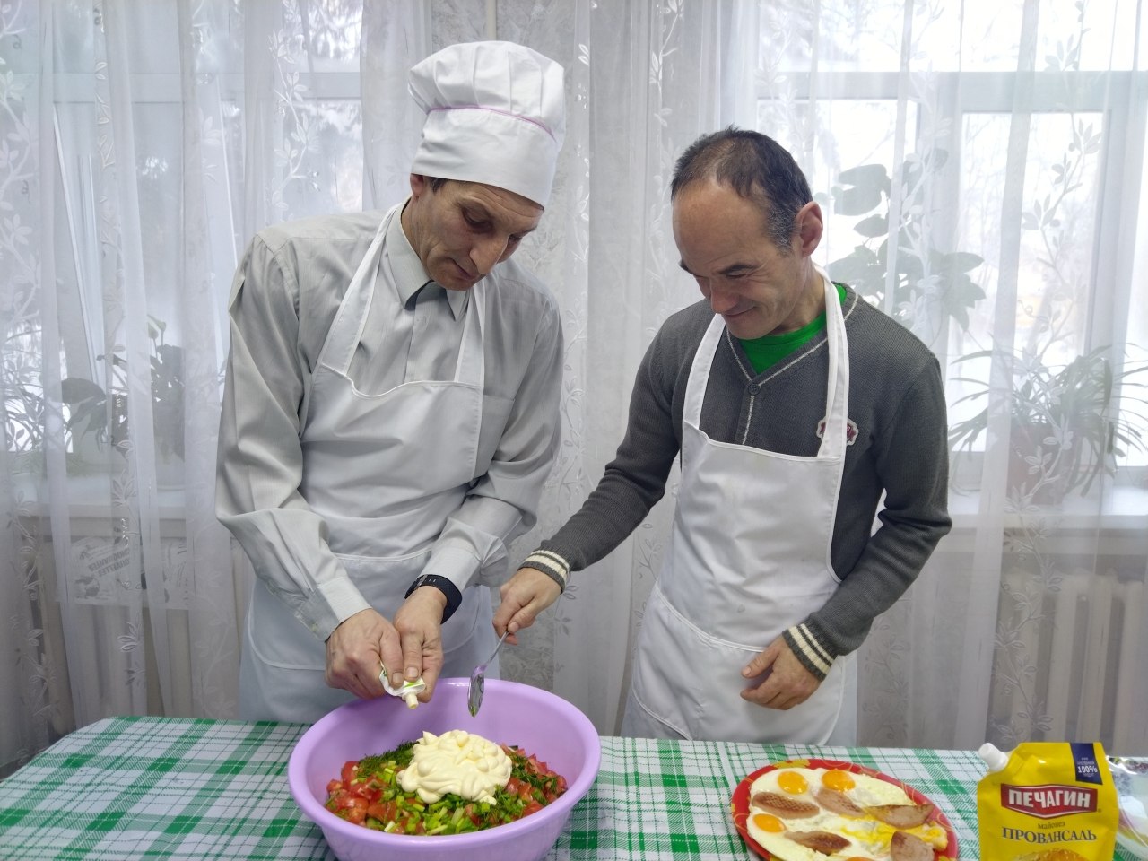 За окном стоит мороз, бросая снежинки на стекло, словно пытаясь заглянуть внутрь За окном стоит мороз, бросая снежинки на стекло, словно пытаясь заглянуть внутрь