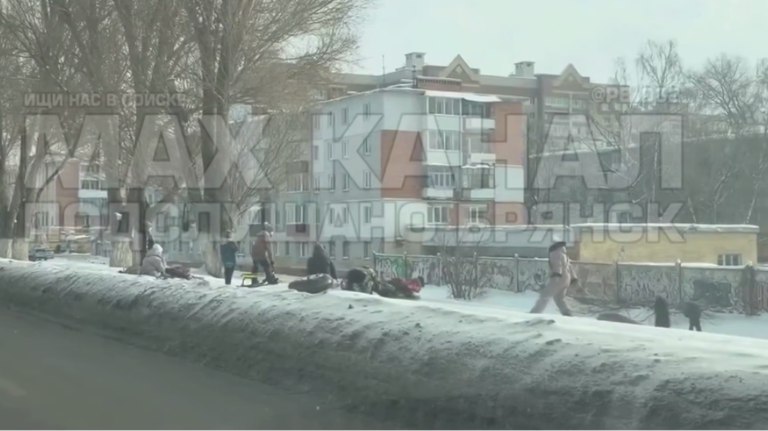 В Брянске дети устроили опасные покатушки возле дороги