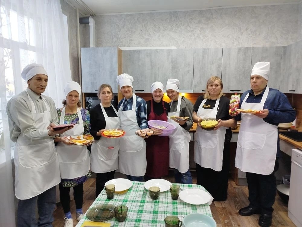 За окном стоит мороз, бросая снежинки на стекло, словно пытаясь заглянуть внутрь