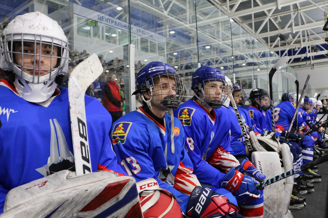 Председатель областной Думы Валентин Суббот, депутаты заксобрания стали почетными гостями хоккейного матча, посвященного Дню российского студенчества Председатель областной Думы Валентин Суббот, депутаты заксобрания стали почетными гостями хоккейного матча, посвященного Дню российского студенчества