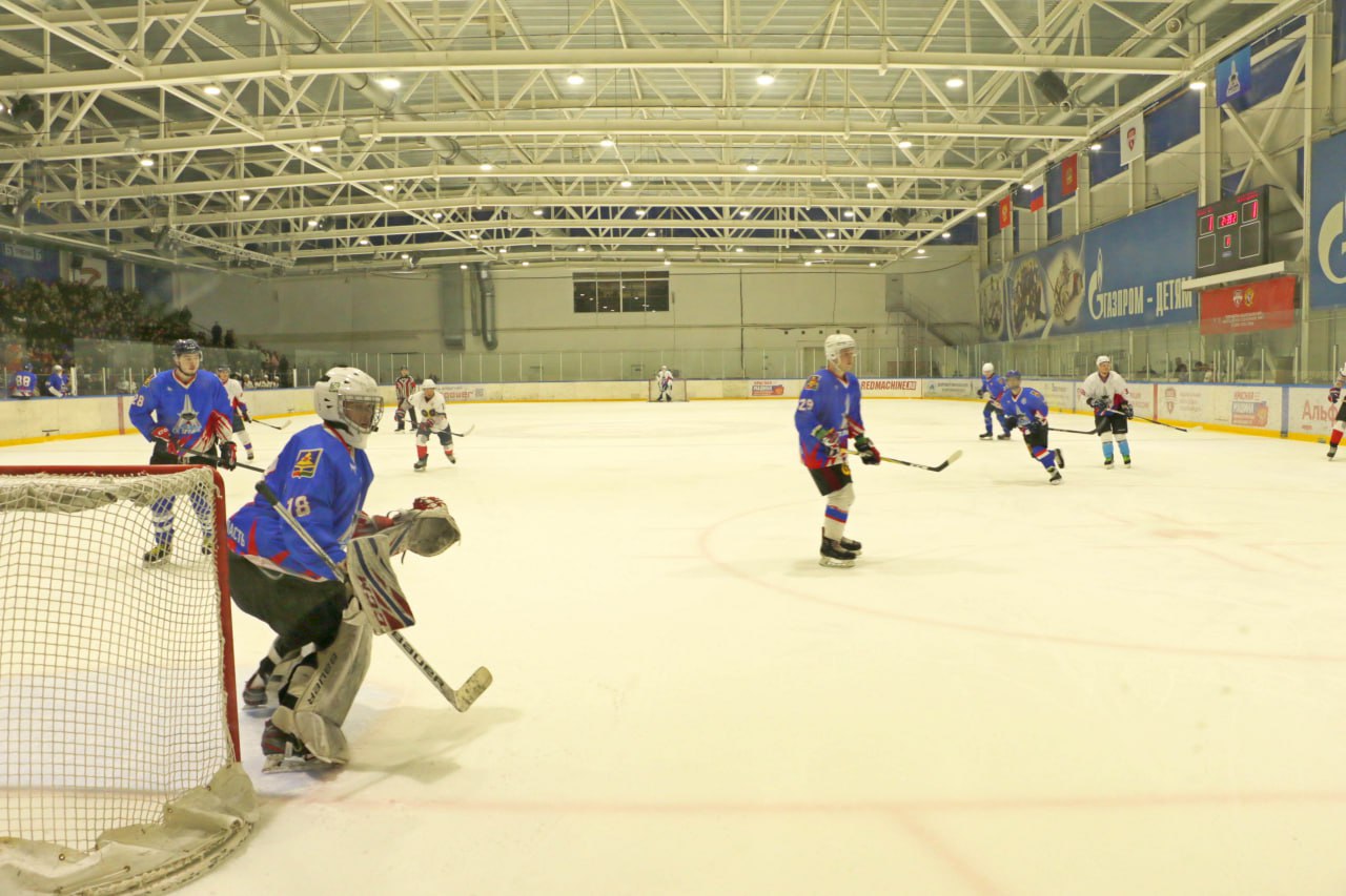 Председатель областной Думы Валентин Суббот, депутаты заксобрания стали почетными гостями хоккейного матча, посвященного Дню российского студенчества