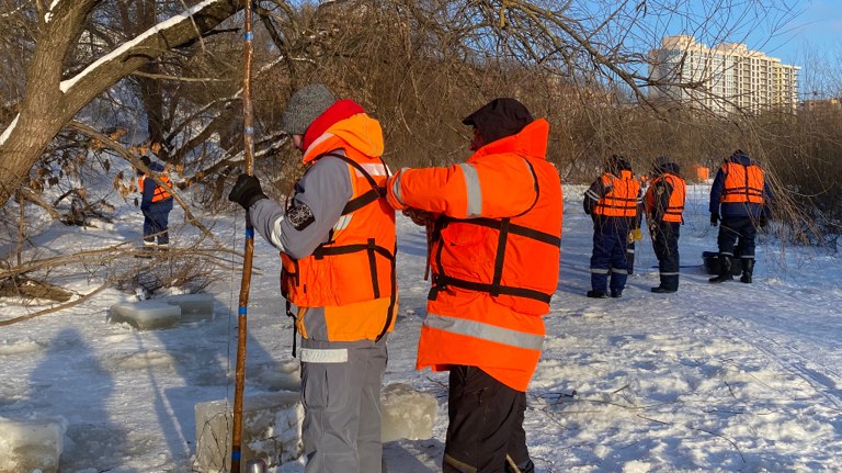 Разряжает батареи: мороз осложнил поиски тел двух утонувших в Брянске детей