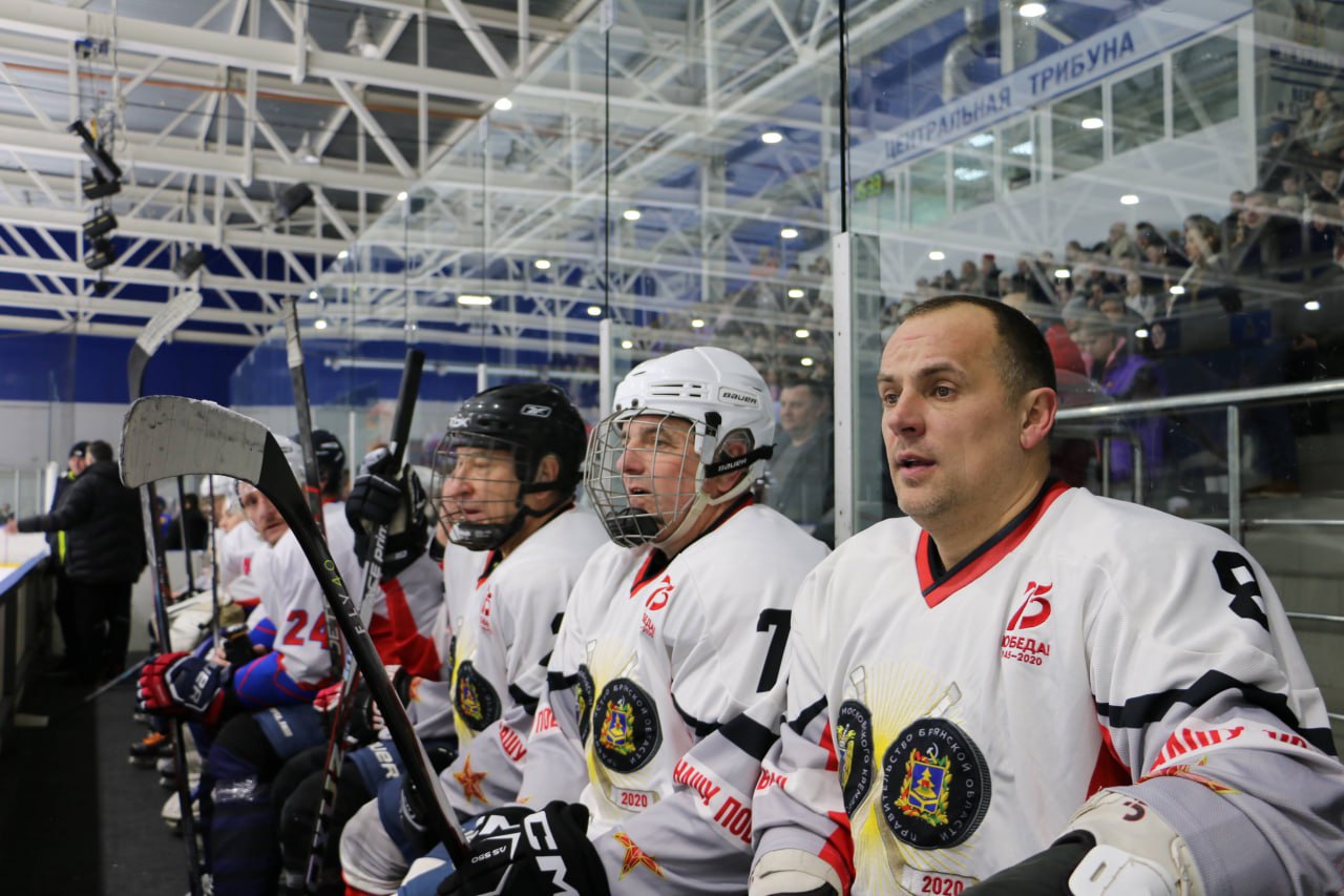 Председатель областной Думы Валентин Суббот, депутаты заксобрания стали почетными гостями хоккейного матча, посвященного Дню российского студенчества Председатель областной Думы Валентин Суббот, депутаты заксобрания стали почетными гостями хоккейного матча, посвященного Дню российского студенчества