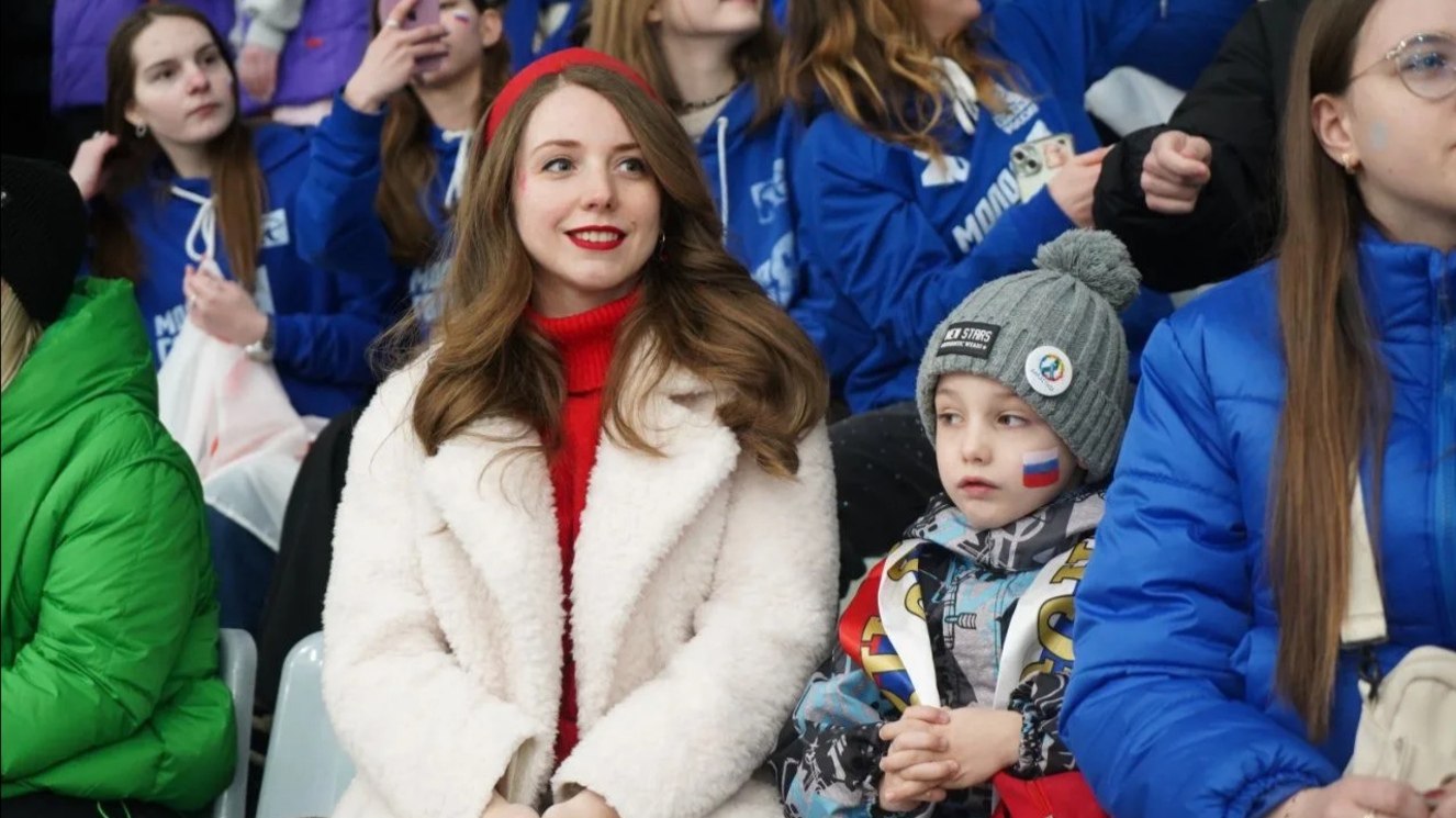 Александр Богомаз исполнил мечту маленького Матвея, у ребенка появилась именная клюшка