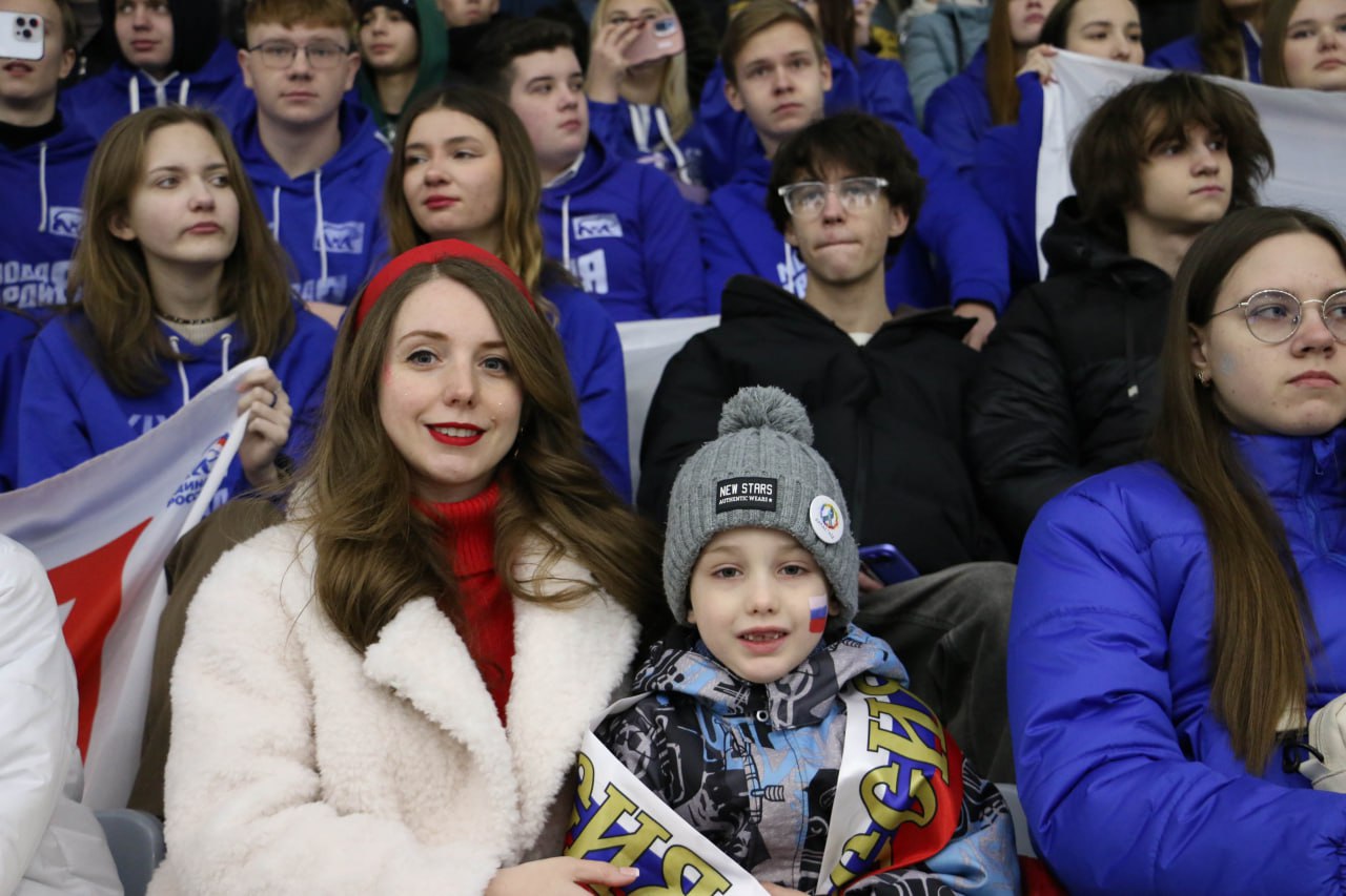 Председатель областной Думы Валентин Суббот, депутаты заксобрания стали почетными гостями хоккейного матча, посвященного Дню российского студенчества Председатель областной Думы Валентин Суббот, депутаты заксобрания стали почетными гостями хоккейного матча, посвященного Дню российского студенчества