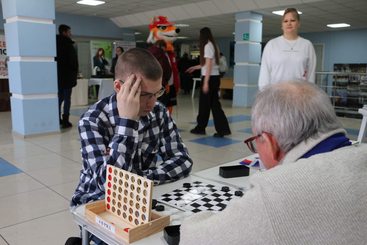 Председатель областной Думы Валентин Суббот, депутаты заксобрания стали почетными гостями хоккейного матча, посвященного Дню российского студенчества Председатель областной Думы Валентин Суббот, депутаты заксобрания стали почетными гостями хоккейного матча, посвященного Дню российского студенчества