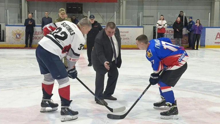 Богомаз вышел на лёд в товарищеском хоккейном матче в День студента