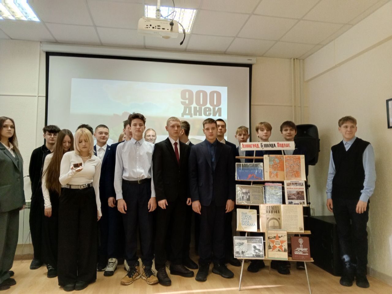 23 января в детской библиотеке в рамках программы «Пушкинская карта» прошёл час-реквием «Город, победивший смерть», посвящённый полному снятию блокады Ленинграда 23 января в детской библиотеке в рамках программы «Пушкинская карта» прошёл час-реквием «Город, победивший смерть», посвящённый полному снятию блокады Ленинграда