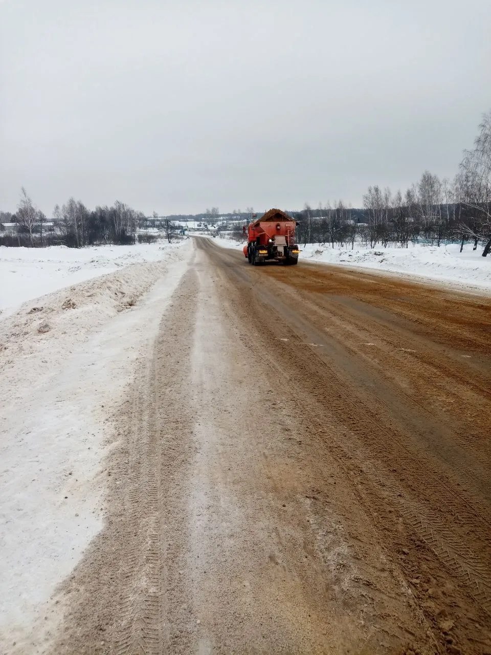 В Брянской области продолжается очистка и обработка автодорог от снега В Брянской области продолжается очистка и обработка автодорог от снега