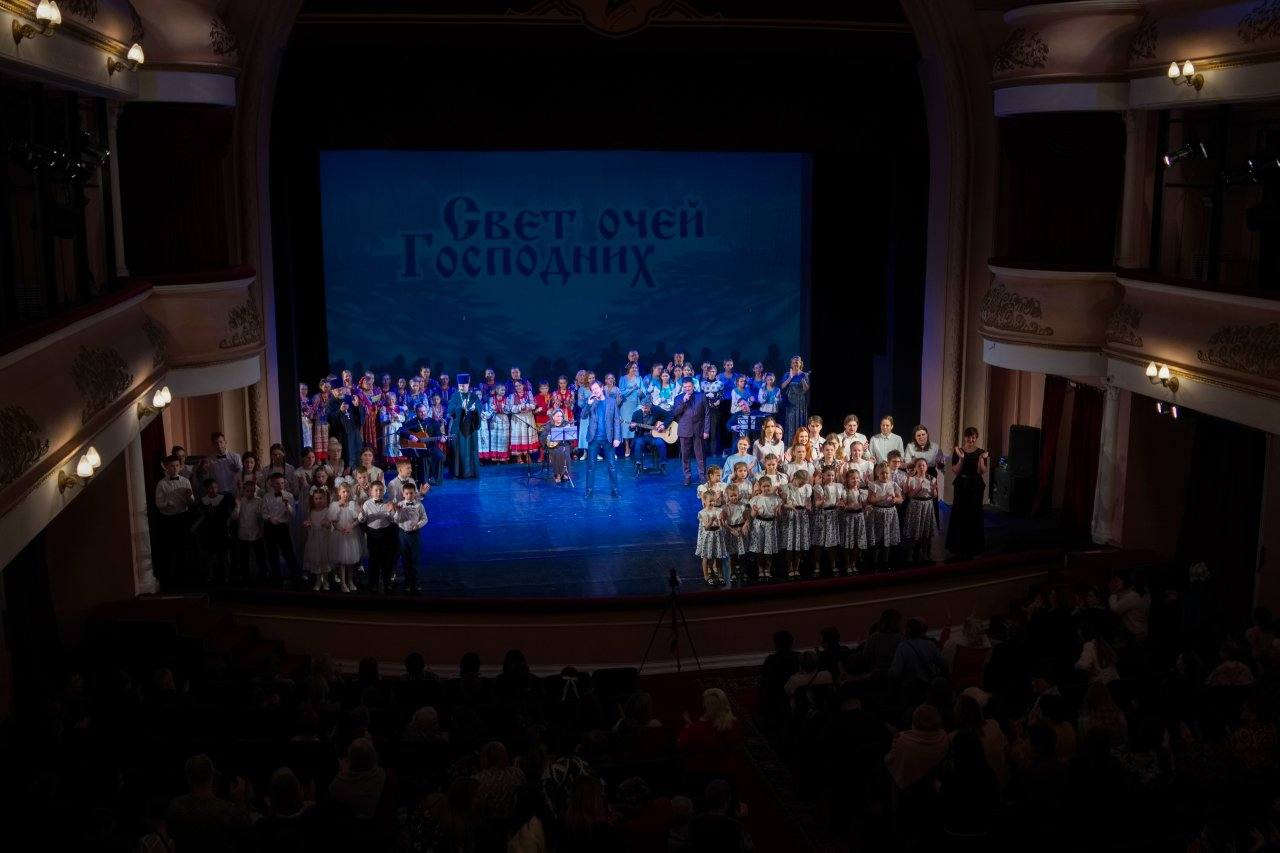 25 января 2026 года в Брянском областном театре драмы им. А. К. Толстого состоялся ежегодный концерт, посвященный зимним народным праздникам церковного календаря «Свет очей Господних»