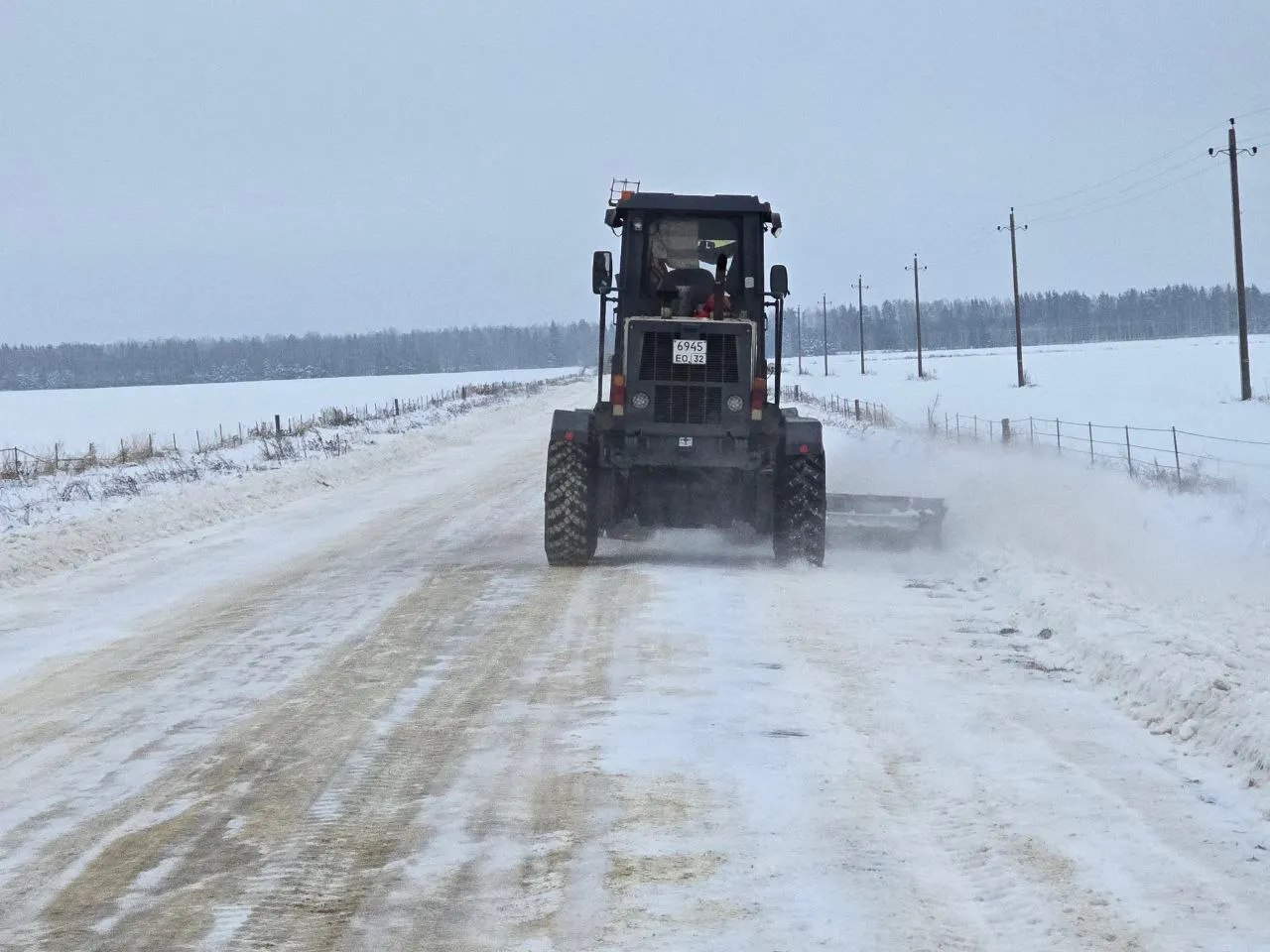 В Брянской области продолжается очистка и обработка автодорог от снега В Брянской области продолжается очистка и обработка автодорог от снега