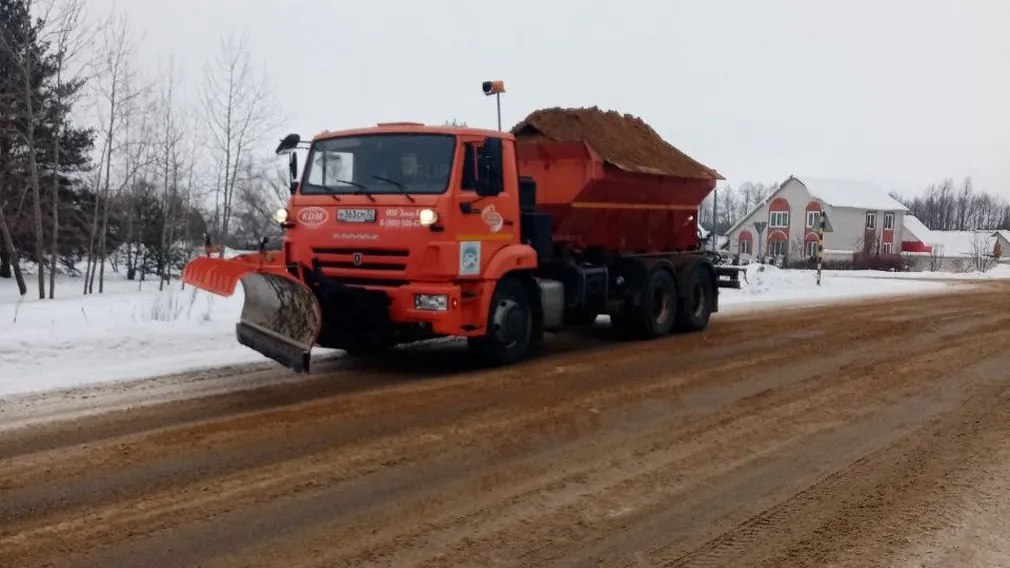 В Брянской области продолжается очистка и обработка автодорог от снега