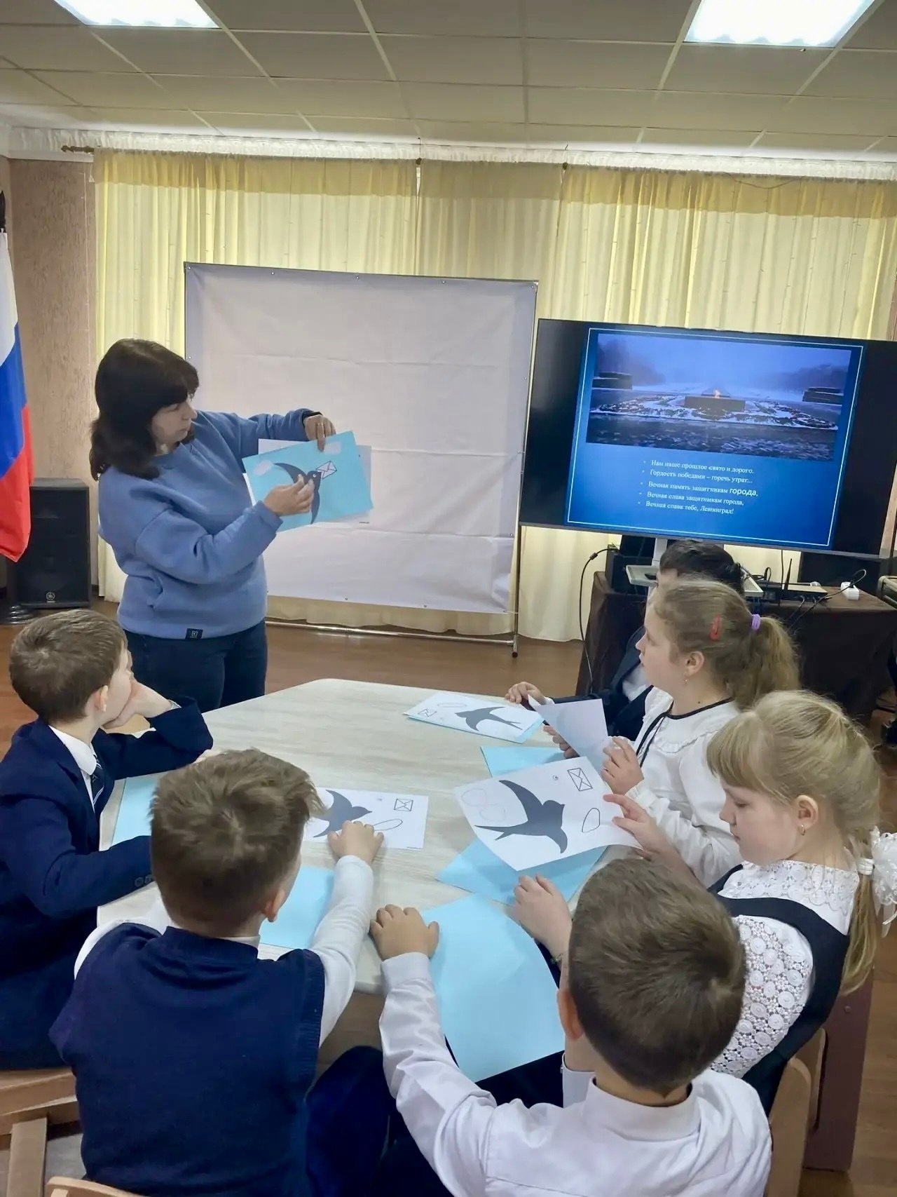 26 января 2025 г в рамках сетевого взаимодействия педагоги МБУДО – СЮТ представили учащимся МБОУ – Прогимназии №1 выставку-экспозицию «Дорога ради жизни» 26 января 2025 г в рамках сетевого взаимодействия педагоги МБУДО – СЮТ представили учащимся МБОУ – Прогимназии №1 выставку-экспозицию «Дорога ради жизни»