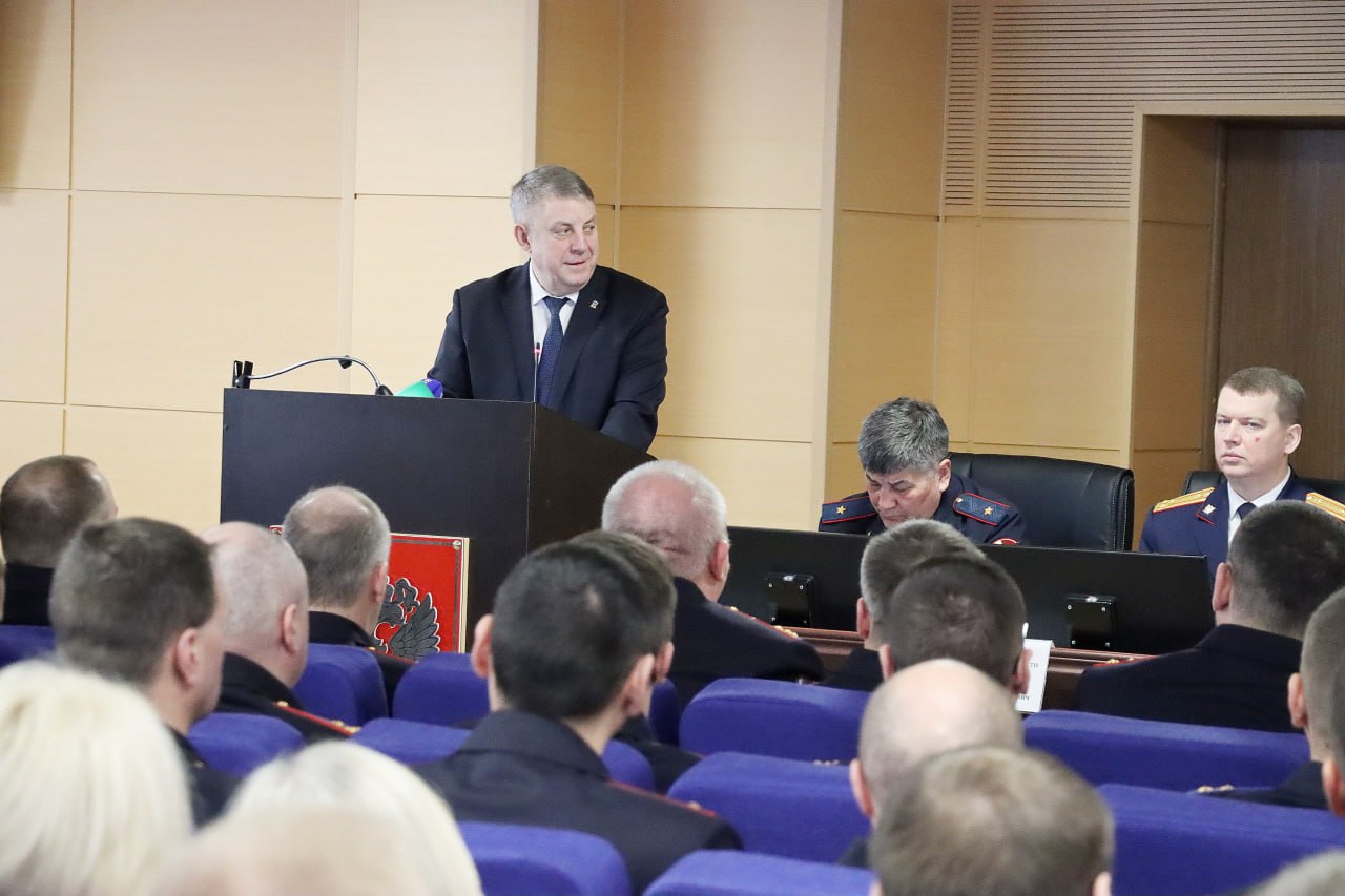 Сегодня состоялось расширенное заседание коллегии УМВД России по Брянской области по итогам работы за 2025 год! Среди участников мероприятия – спикер областной Думы Валентин Суббот Сегодня состоялось расширенное заседание коллегии УМВД России по Брянской области по итогам работы за 2025 год! Среди участников мероприятия – спикер областной Думы Валентин Суббот