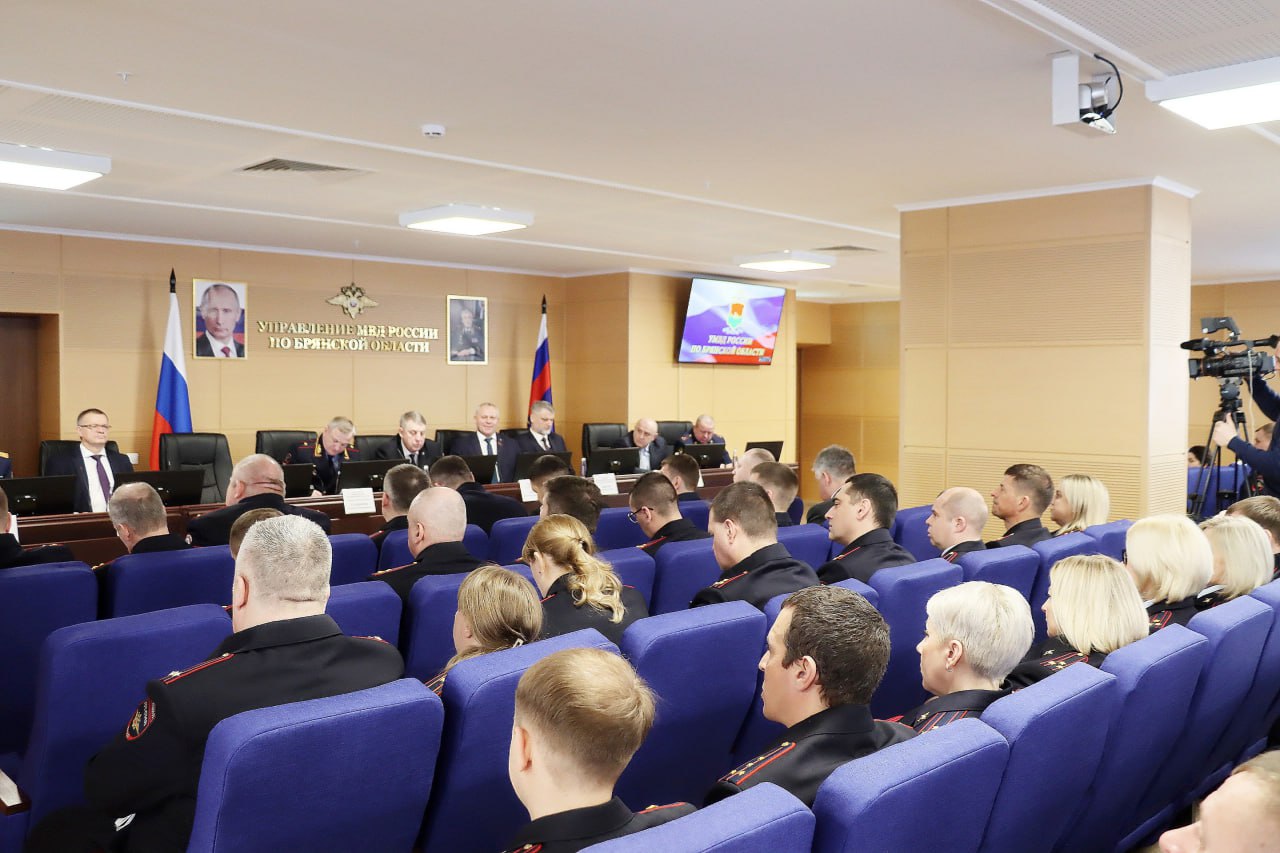 Сегодня состоялось расширенное заседание коллегии УМВД России по Брянской области по итогам работы за 2025 год! Среди участников мероприятия – спикер областной Думы Валентин Суббот Сегодня состоялось расширенное заседание коллегии УМВД России по Брянской области по итогам работы за 2025 год! Среди участников мероприятия – спикер областной Думы Валентин Суббот
