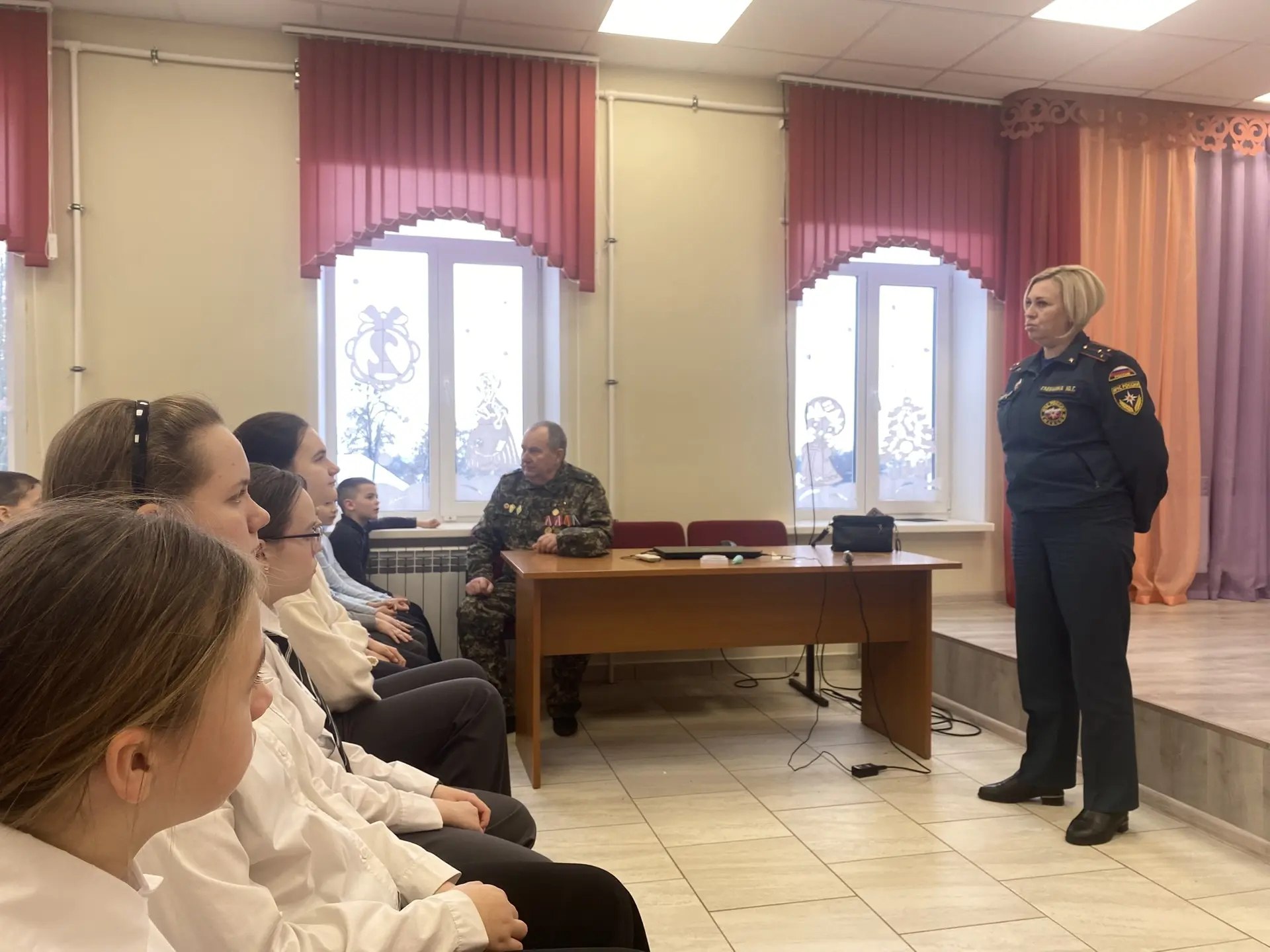 В Выгоничской школе прошла важная встреча для учащихся начальной школы и 5-6 классов с инспектором ОНДПР по Выгоничскому району Глебкиной Ю.Г В Выгоничской школе прошла важная встреча для учащихся начальной школы и 5-6 классов с инспектором ОНДПР по Выгоничскому району Глебкиной Ю.Г