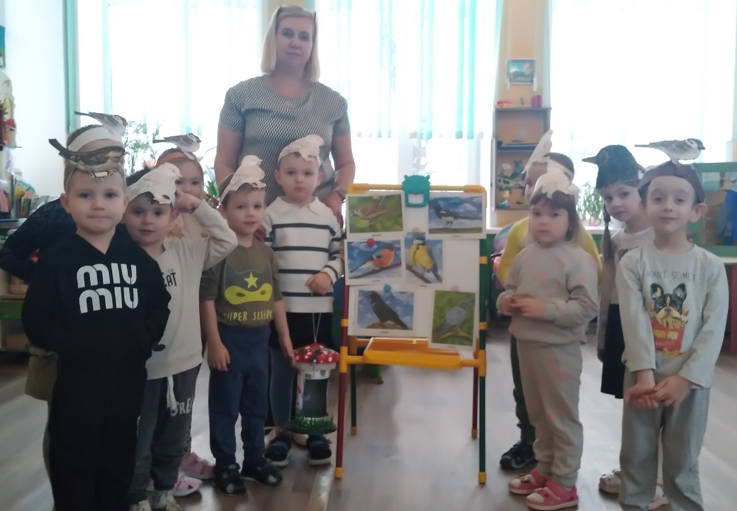 Продолжать знакомство детей с зимующими птицами, их особенностями жизни в зимний период Продолжать знакомство детей с зимующими птицами, их особенностями жизни в зимний период