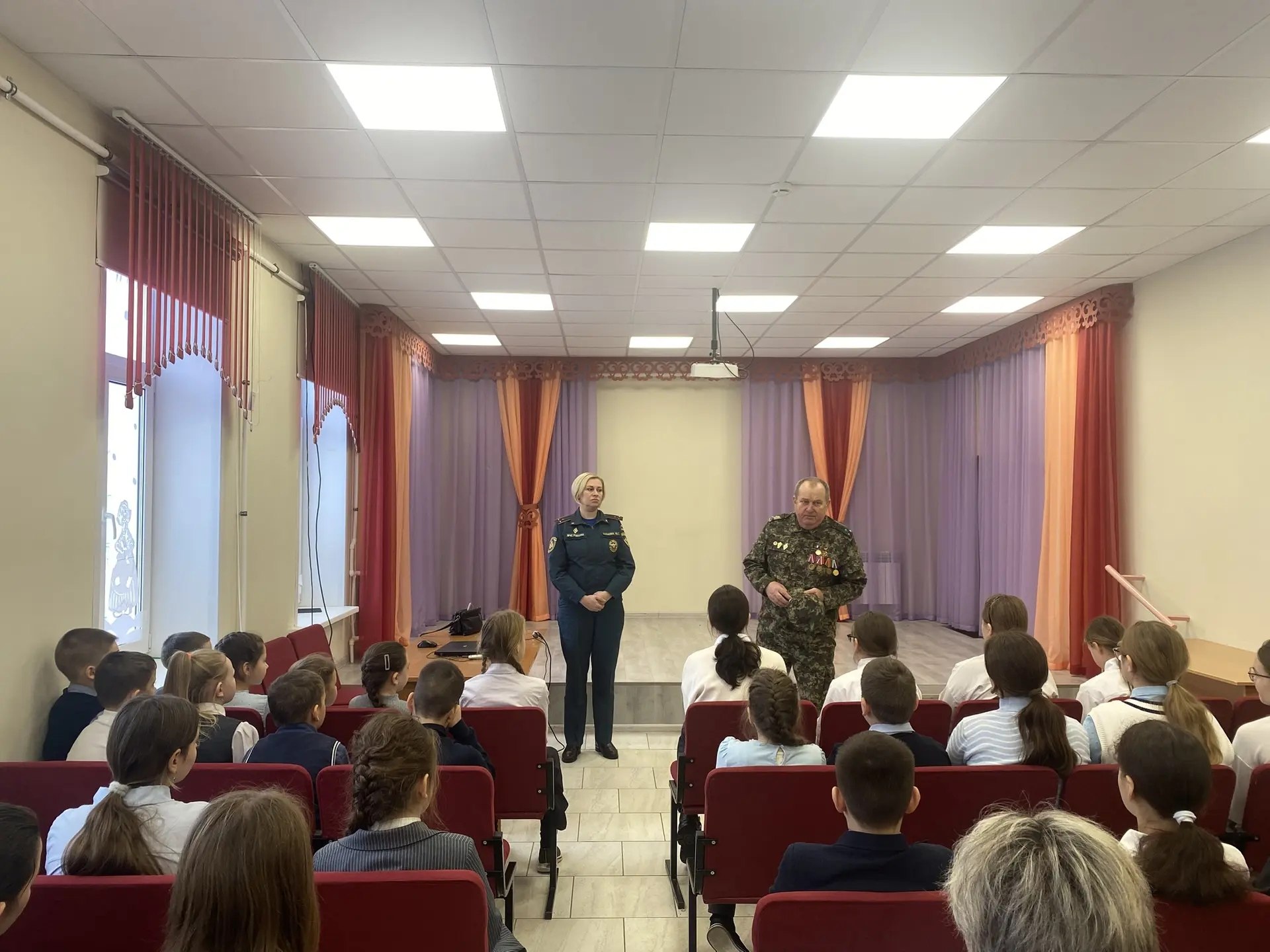 В Выгоничской школе прошла важная встреча для учащихся начальной школы и 5-6 классов с инспектором ОНДПР по Выгоничскому району Глебкиной Ю.Г